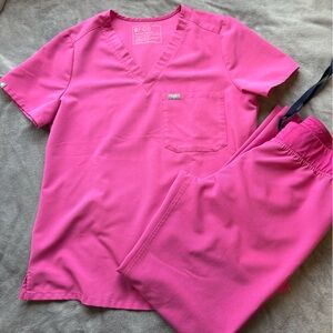 FIGS Women's Electric Orchid Scrub Set